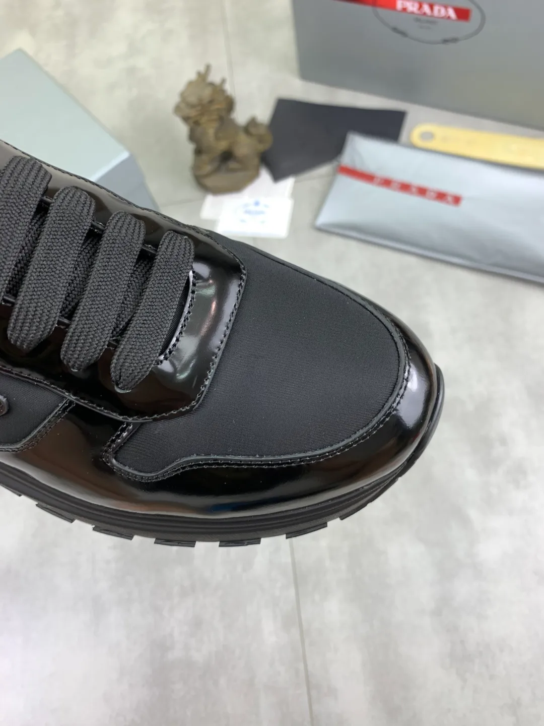 Men's shoes 💰P540 new (higher version) new PRADA (Prada) classic models are on the market at the same time, new men's shoes, 😘fabrics are selected from original imported calfskin. First layer of imported cowhide lining. The original version is awesome! 👍🏿Original open-molded non-slip PU outsole, with exquisite lines, simple and elegant, super comfortable and classy on foot, suitable for leisure travel. Code number: 38-45 (46 customized) 2️⃣ colors available